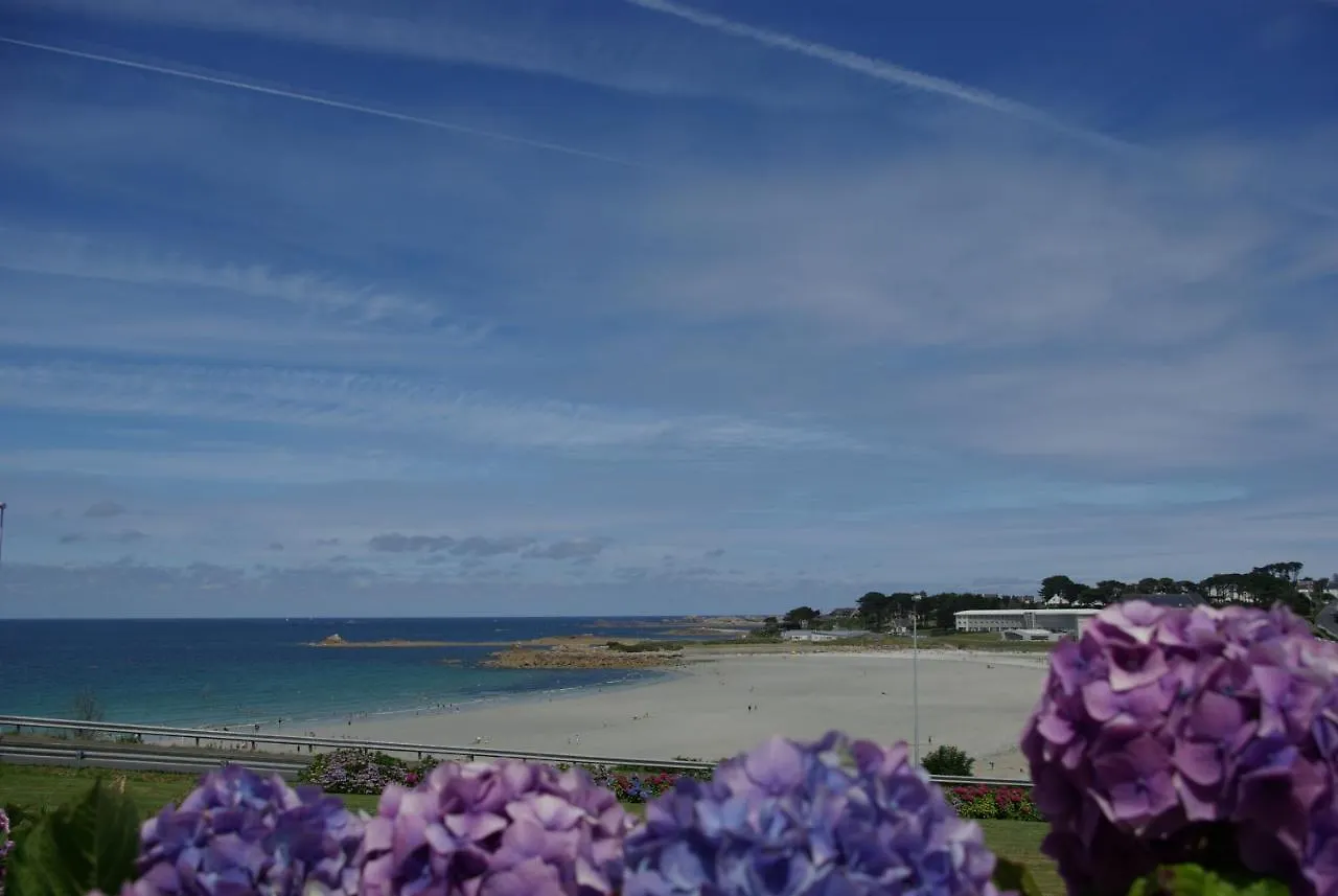Maison 6 Pers Belle Vue Mer Piscine, Plage A 40 M Trevou-Treguignec Holiday home